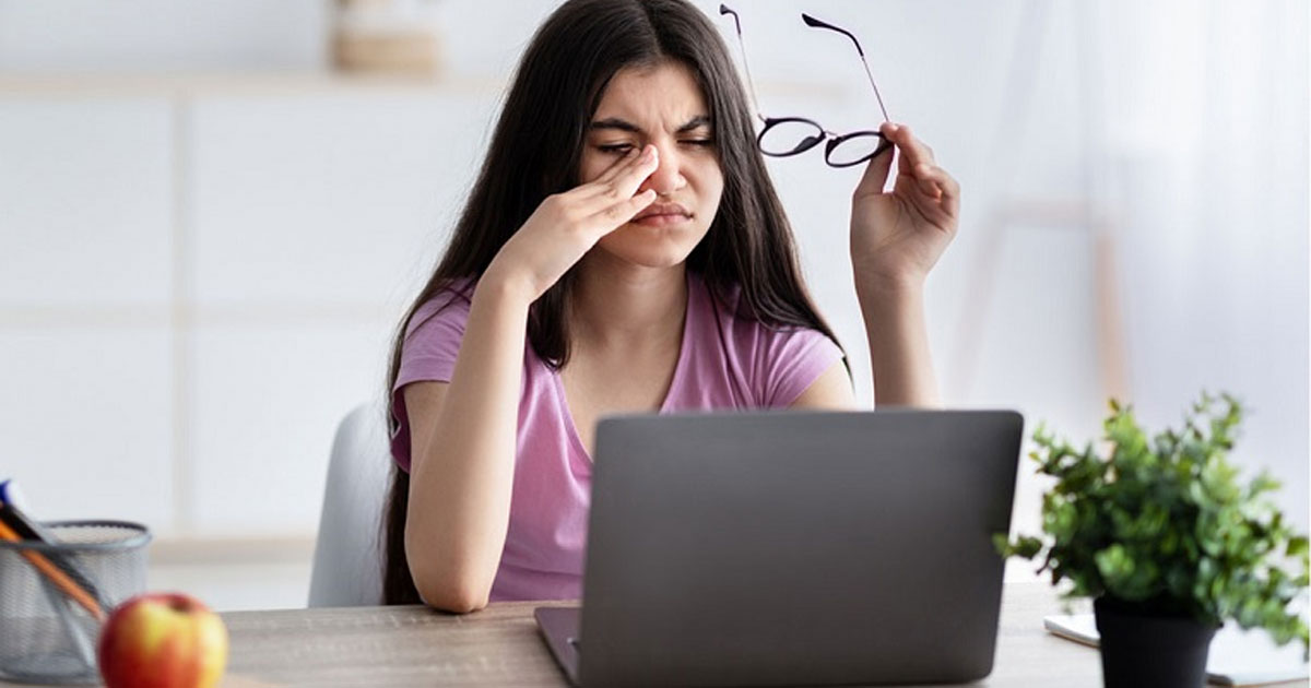 ডিজিটাল যুগে চোখের বাড়তি ঝুঁকি: সুরক্ষার ১২টি করণীয়