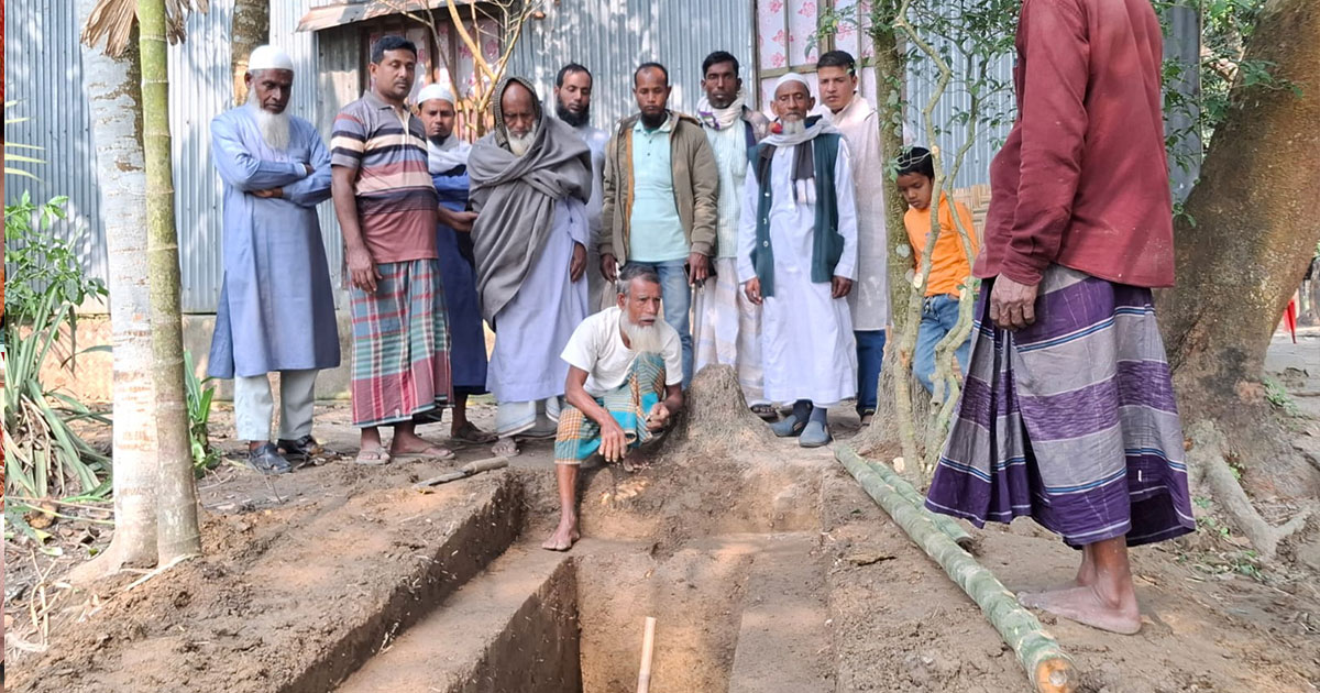 শেরপুরে জামায়াত নেতা রেজাউলের কবর দেখে নির্বাক বৃদ্ধ বাবা
