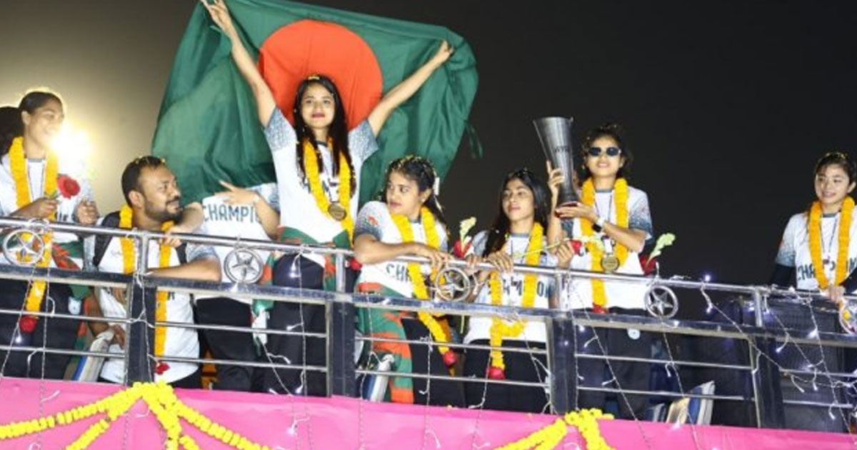 ট্রফি দেশের মানুষের জন্য উৎসর্গ করল নারী ফুটসাল দল