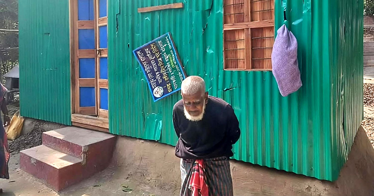 তারেক রহমানের উপহার পাওয়া অন্ধ গফুরের বাড়িতে হামলা ও লুটপাট