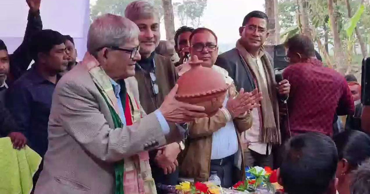 মির্জা ফখরুলের হাতে ডিম তুলে দিলেন দুই ভোটার