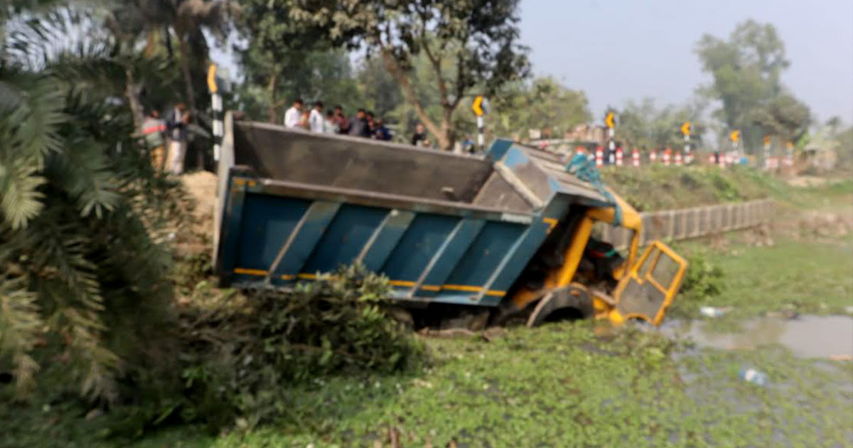 নওগাঁয় ডাম্প ট্রাকের চাপায় ৫ আদিবাসী কৃষক নিহত