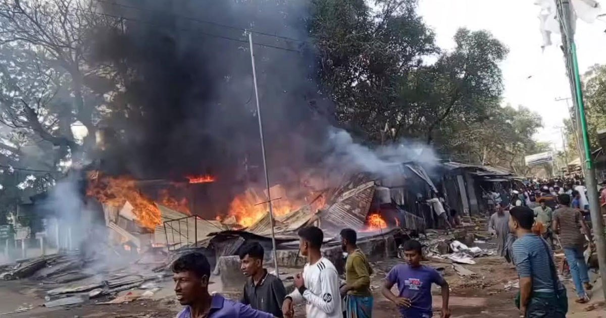 নোয়াখালীতে গ্যাস সিলিন্ডার বিস্ফোরণে ৮ দোকান পুড়ে ছাই
