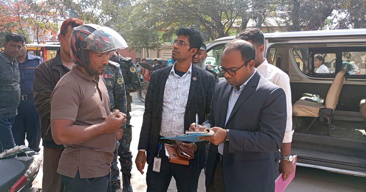 সড়ক দখলমুক্ত করতে ঝিনাইদহ শহরে যৌথ উচ্ছেদ অভিযান