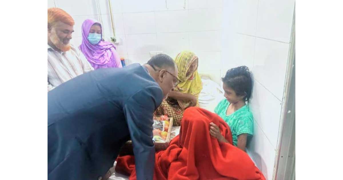 নির্যাতিত গৃহকর্মী মোহনাকে দেখতে হাসপাতালে বাণিজ্য উপদেষ্টা