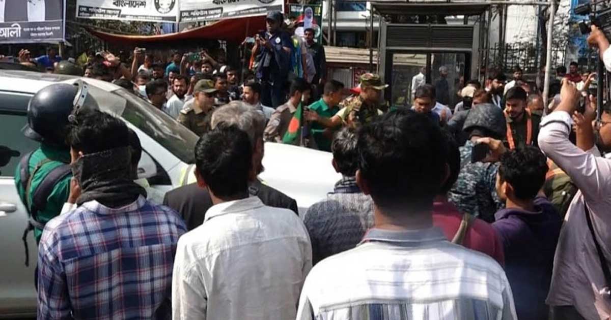 চট্টগ্রাম বন্দরের সামনে উপদেষ্টার গাড়ি আটকে শ্রমিকদের বিক্ষোভ