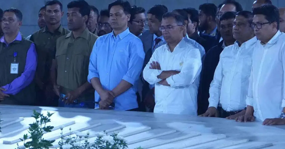 নির্বাচনের আগে বাবা-মায়ের কবর জিয়ারত করলেন তারেক রহমান