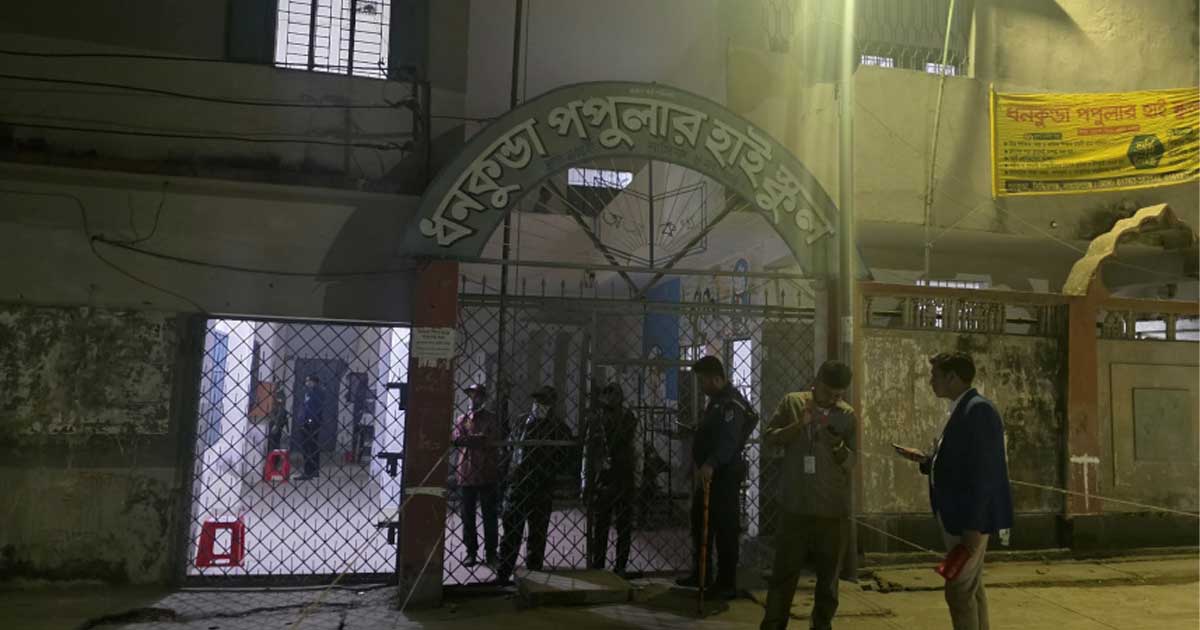 সিদ্ধিরগঞ্জে প্রিসাইডিং কর্মকর্তার বিরুদ্ধে ‘ব্যালটে সিলের’ অভিযোগ, রাতে কেন্দ্র ঘিরে উত্তেজনা