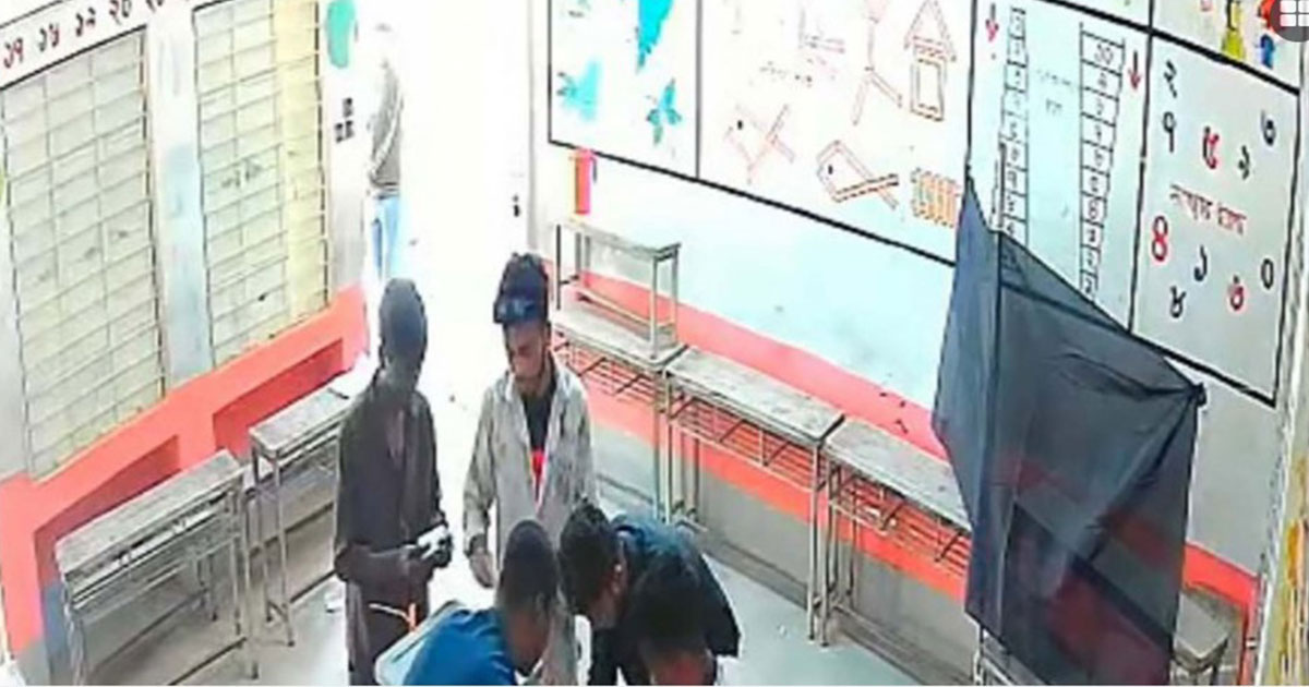 ব্যালটে সিল মেরে বাক্সে ভরতে গিয়ে সিসি ক্যামেরায় ধরা পড়লো ৫ তরুণ
