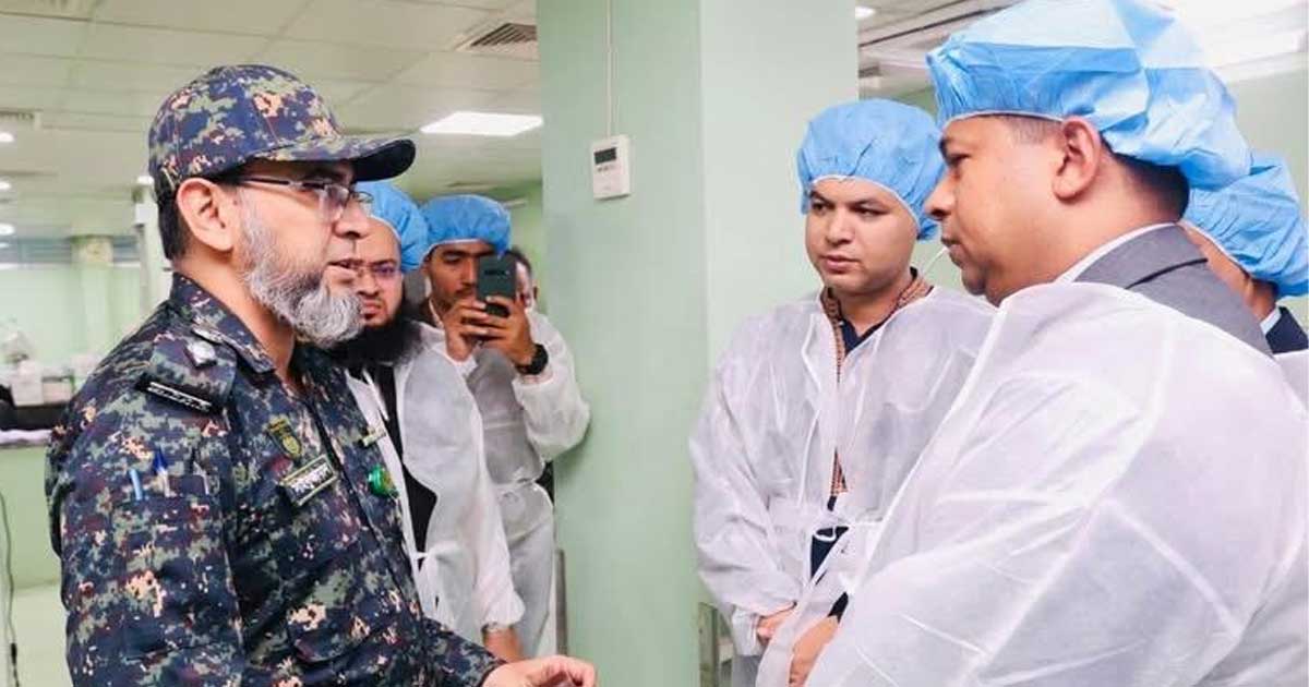 সড়ক দুর্ঘটনায় নিহত ও আহত আনসার সদস্যদের দেখতে হাসপাতালে চট্টগ্রাম ডিসি