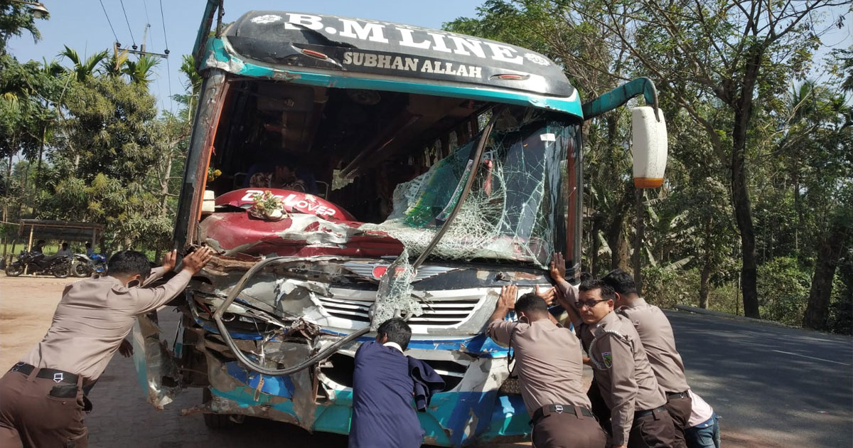 ফকিরহাটে দুই বাসের মুখোমুখি সংঘর্ষে নারীসহ আহত ১৫