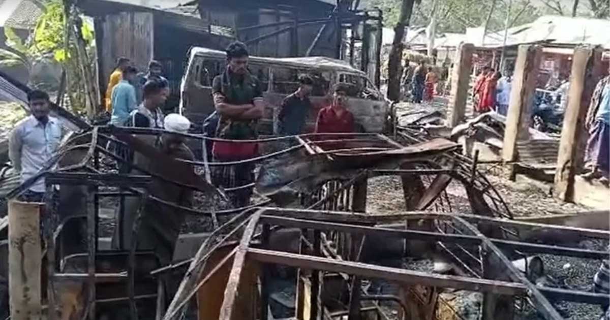 হাতিয়ায় আগুনে পুড়ল বিএনপি সমর্থকের ৭ দোকান, অভিযোগ এনসিপির বিরুদ্ধে