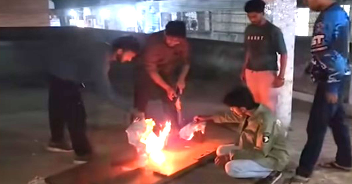 পতাকা উত্তোলনের পর আওয়ামী লীগের সেই কার্যালয়ে ভাঙচুর