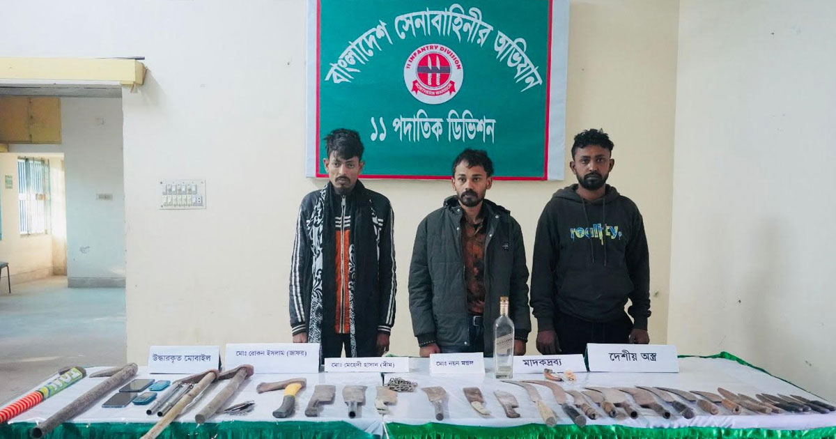 হাতকাটা সৌরভ ও সানাউল গ্যাংয়ের তিন সদস্য গ্রেপ্তার, দেশীয় অস্ত্র উদ্ধার