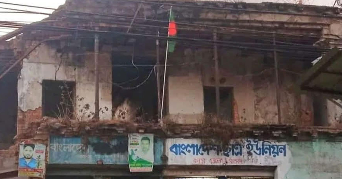 বগুড়া আ.লীগ কার্যালয়ে জাতীয় পতাকা উত্তোলন