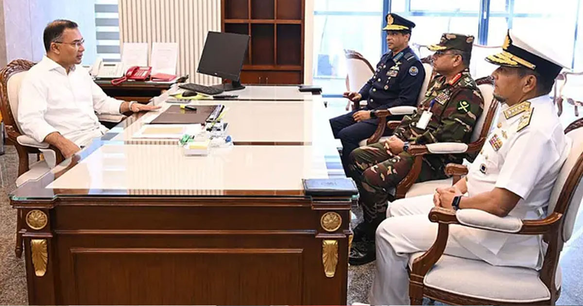 প্রধানমন্ত্রী তারেক রহমানের সঙ্গে তিন বাহিনী প্রধানের সৌজন্য সাক্ষাৎ