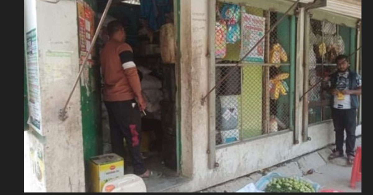 মোল্লাহাটে খালে দোকান ও অবৈধ সার বিক্রির অভিযোগ