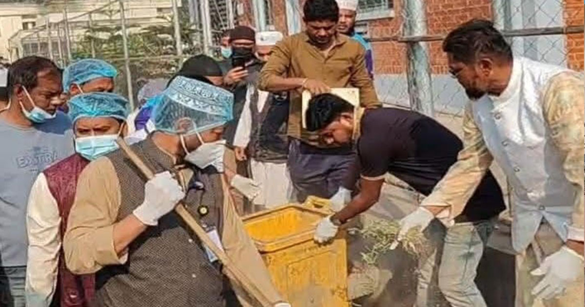 কুষ্টিয়ায় হাসপাতাল চত্বর পরিষ্কার করলেন আমির হামজা