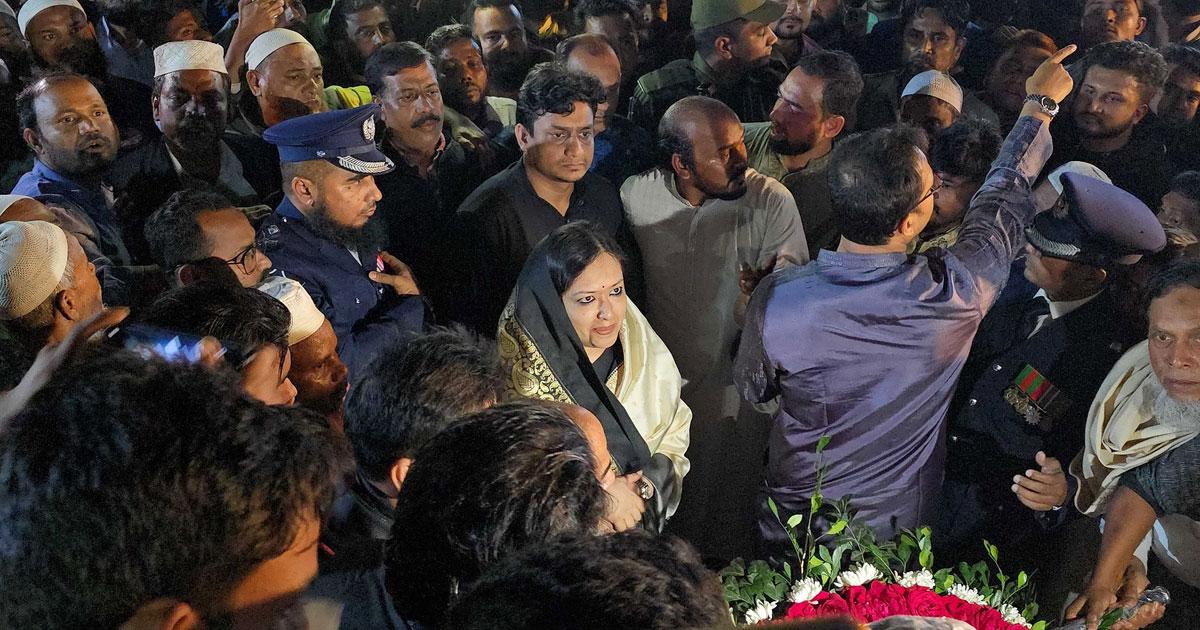 শহীদ মিনারে বাধার মুখে রুমিন ফারহানা, মহাসড়ক অবরোধ