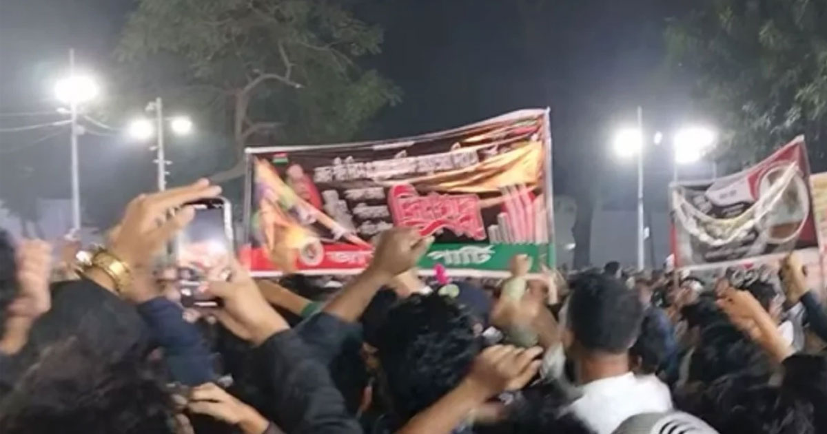 শহীদ মিনারে জাতীয় পার্টির নেতাদের ঘিরে উত্তেজনা