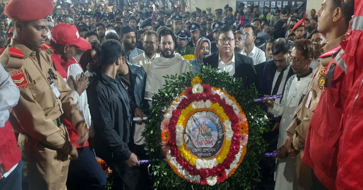 বাগেরহাটে ভাষা শহীদদের শ্রদ্ধা জানাতে জনতার ঢল