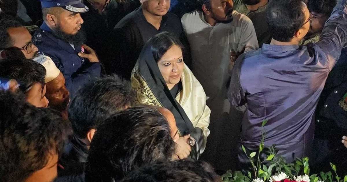 শহীদ মিনারে ফুল দিতে রুমিনকে বাধা,পরে মহাসড়ক অবরোধ