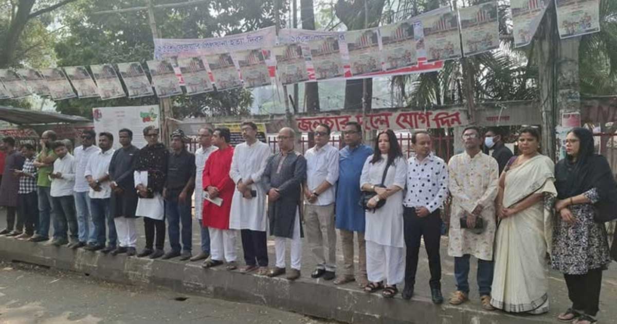 সাংবাদিকদের মুক্তি ও কার্যালয় খুলে দেওয়ার দাবিতে ঢাকা সাংবাদিক ইউনিয়নের মানববন্ধন