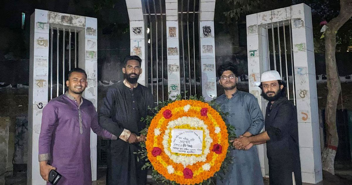 শহীদ মিনারে ফুল দিয়ে ছাত্রলীগের স্লোগান