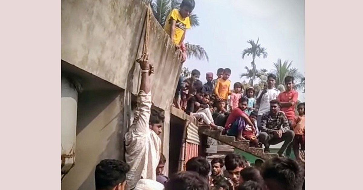 শেরপুরে চোর সন্দেহে যুবককে ঝুলিয়ে মারপিট