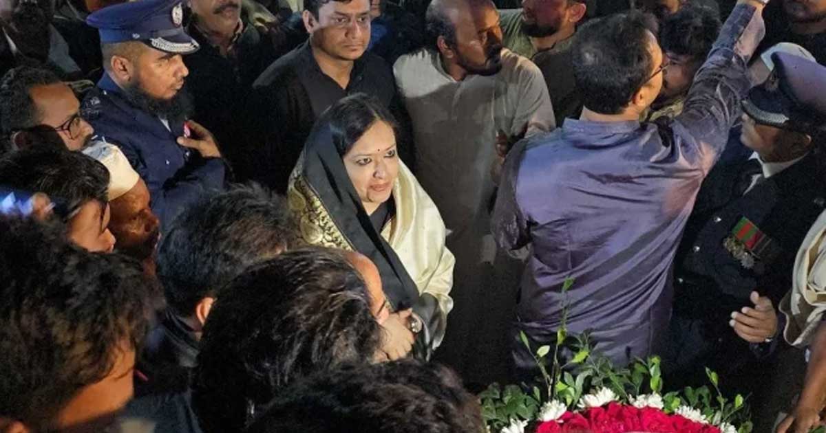 রুমিন ফারহানাকে শহীদ মিনারে ফুল দিতে বাধা : ১৫০ জনের বিরুদ্ধে মামলা