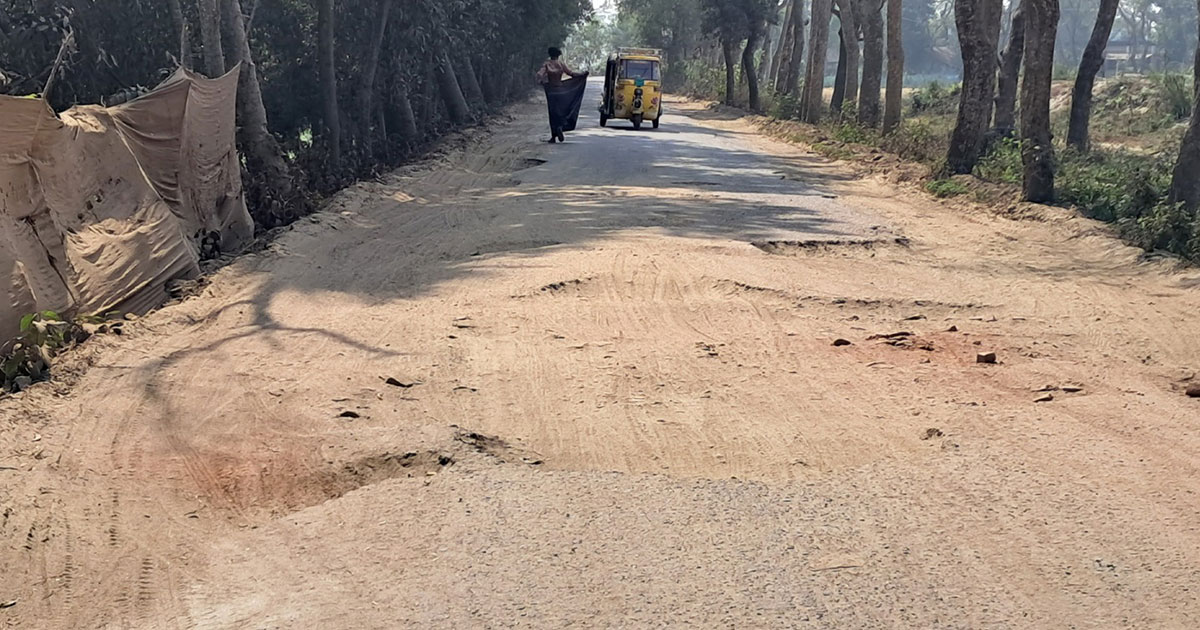 চাঁদপুরে বালুবাহী ট্রাকের যাতায়াত : ক্ষতিগ্রস্ত হচ্ছে গুরুত্বপূর্ণ সড়ক