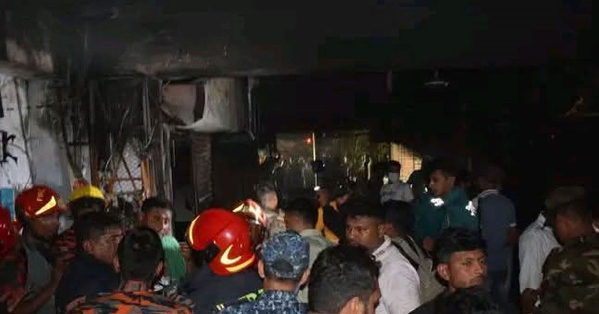 খুলনায় শপিং সেন্টারে আগুন, ১০টির বেশি দোকান ক্ষতিগ্রস্ত