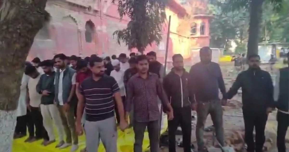 লখনৌ বিশ্ববিদ্যালয়ে নামাজরতদের ঘিরে পাহারায় হিন্দু শিক্ষার্থীরা