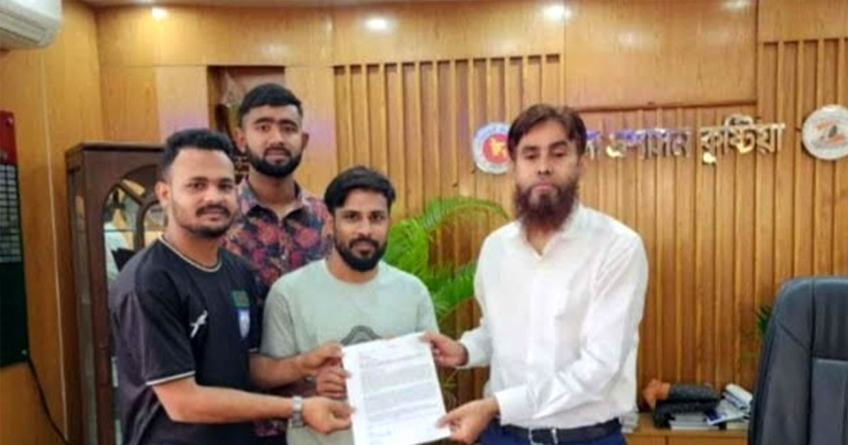 কুষ্টিয়ায় ক্রীড়া অফিসার অপসারণের দাবিতে মানববন্ধন ও স্মারকলিপি প্রদান
