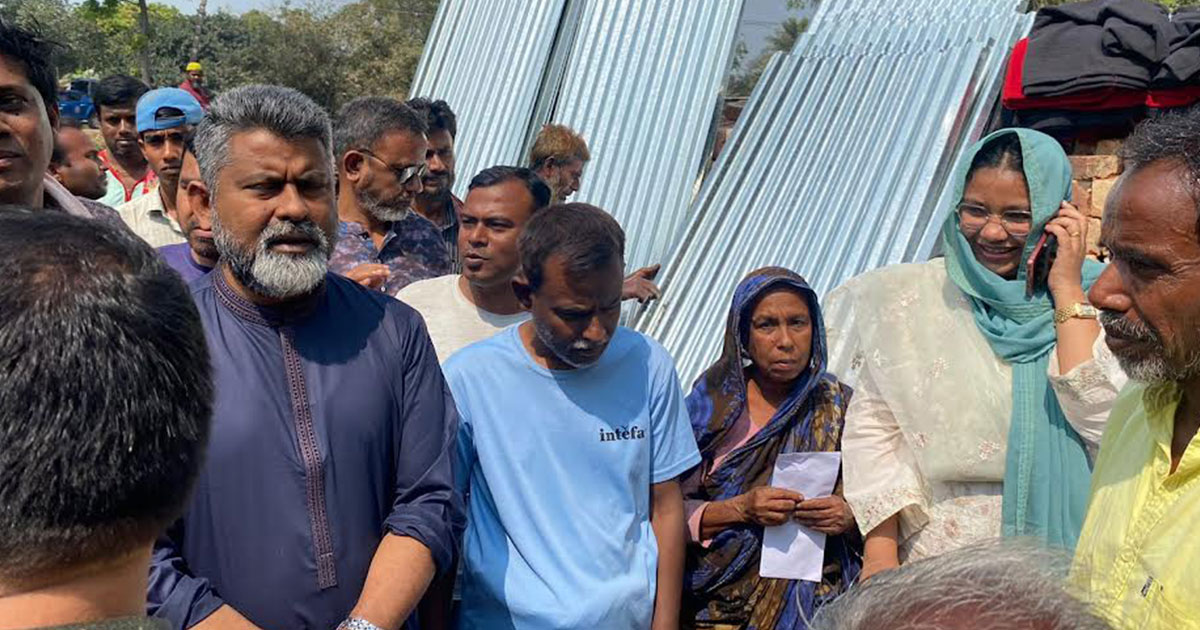 নওগাঁর মহাদেবপুরে অগ্নিকাণ্ডে ক্ষতিগ্রস্ত পরিবারের পাশে এমপি ফজলে হুদা