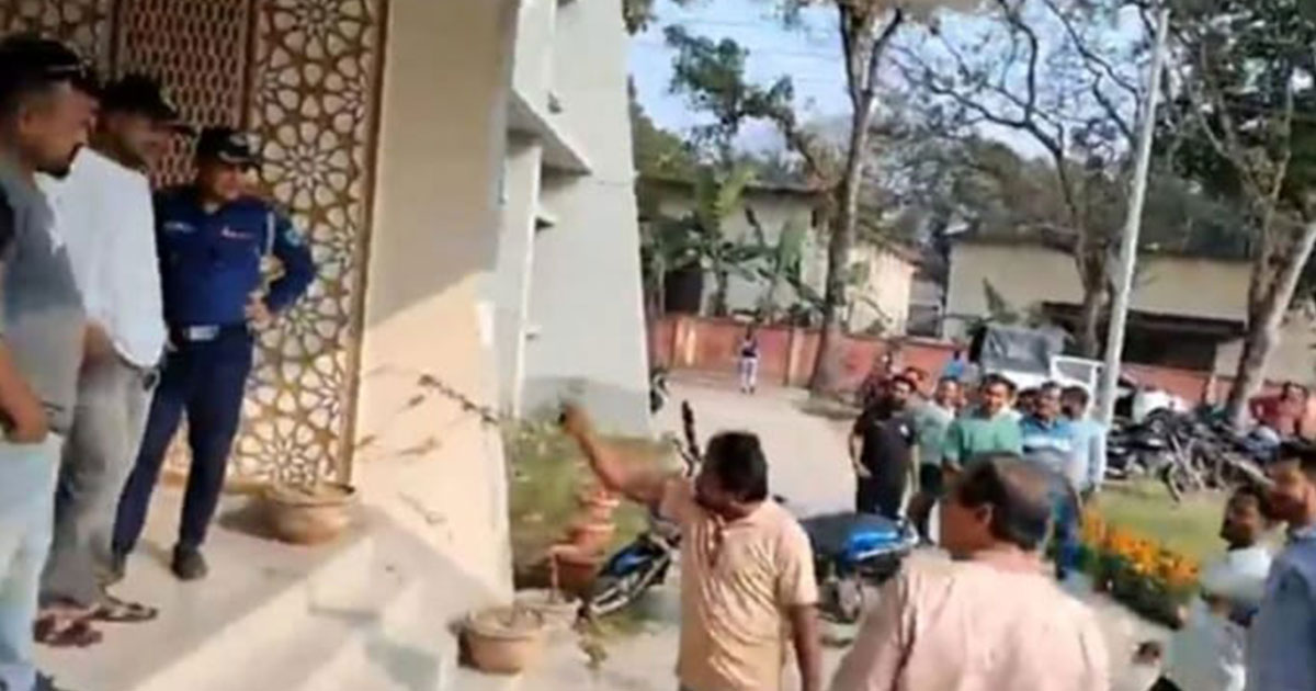 গুরুদাসপুরে ওসির সামনেই চাঁদা দাবি যুবদল নেতার