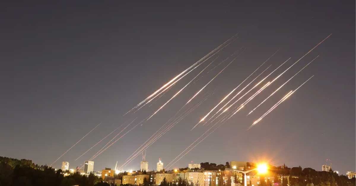 ইরান এবং ইসরায়েল একে অপরের ওপর ক্ষেপণাস্ত্র ও ড্রোন হামলা চালাচ্ছে