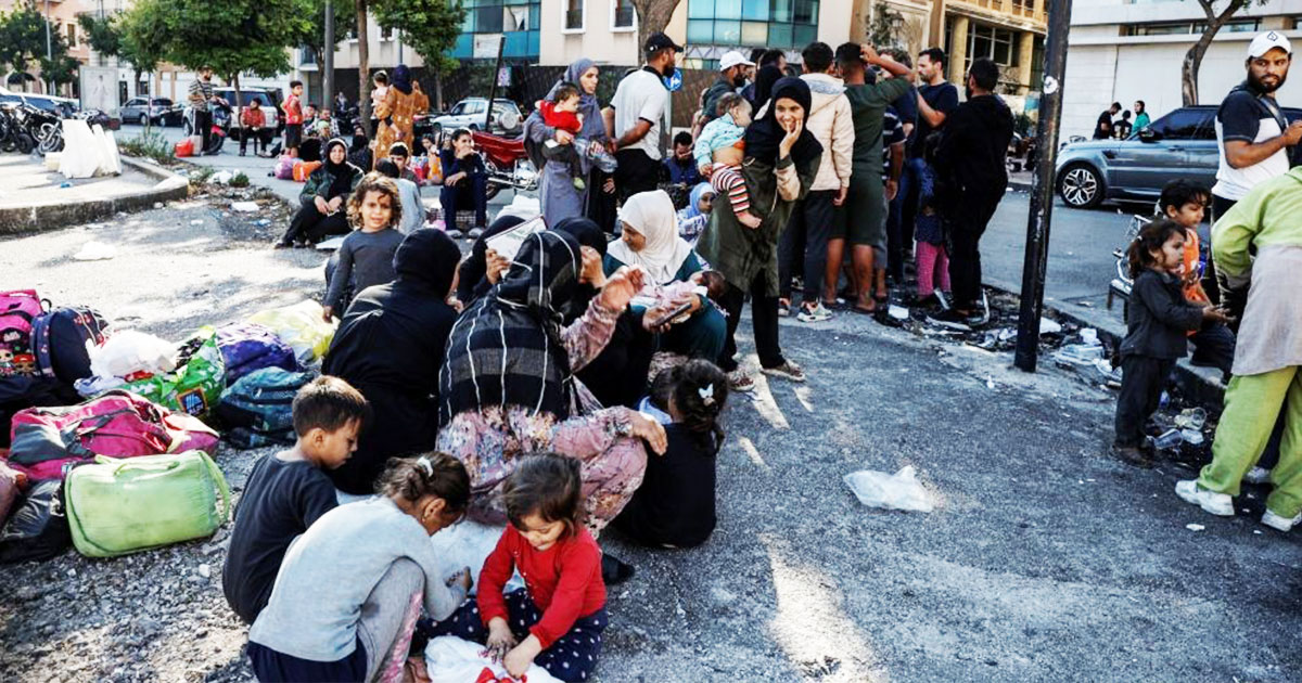 লেবাননে ইসরাইলি বিমান হামলায় ঘরছাড়া হাজারো মানুষ