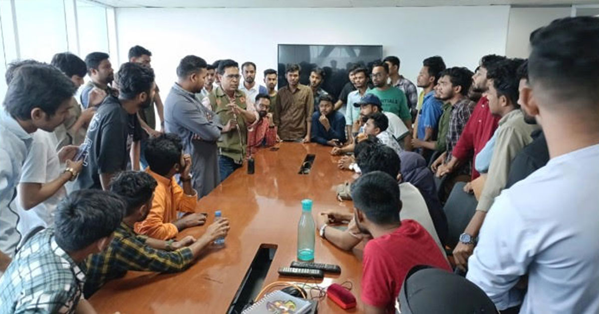 যশোরে ‘চালডাল ডটকম’ কর্মীদের বেতন নিয়ে বিক্ষোভ