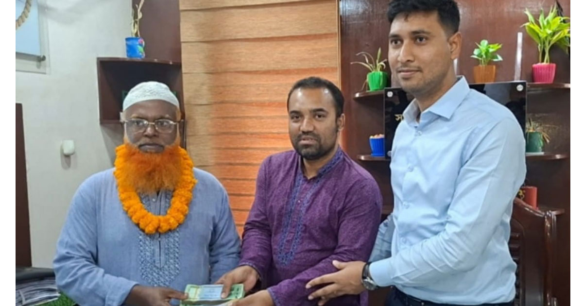 দেড় লাখ টাকার ব্যাগ ফিরিয়ে দিয়ে দৃষ্টান্ত স্থাপন করলেন চা বিক্রেতা