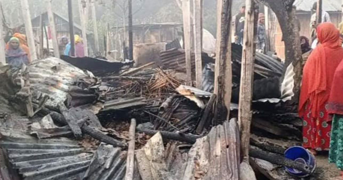 কুষ্টিয়া শর্ট-সার্কিটের আগুনে পুড়লো কৃষকের বসতবাড়ি