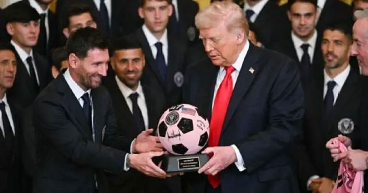 হোয়াইট হাউসে ট্রাম্পকে স্বাক্ষর করা গোলাপি ফুটবল উপহার মেসির