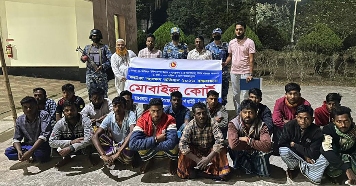 মেঘনায় জাটকা শিকারের দায়ে ১৭ জেলে আটক