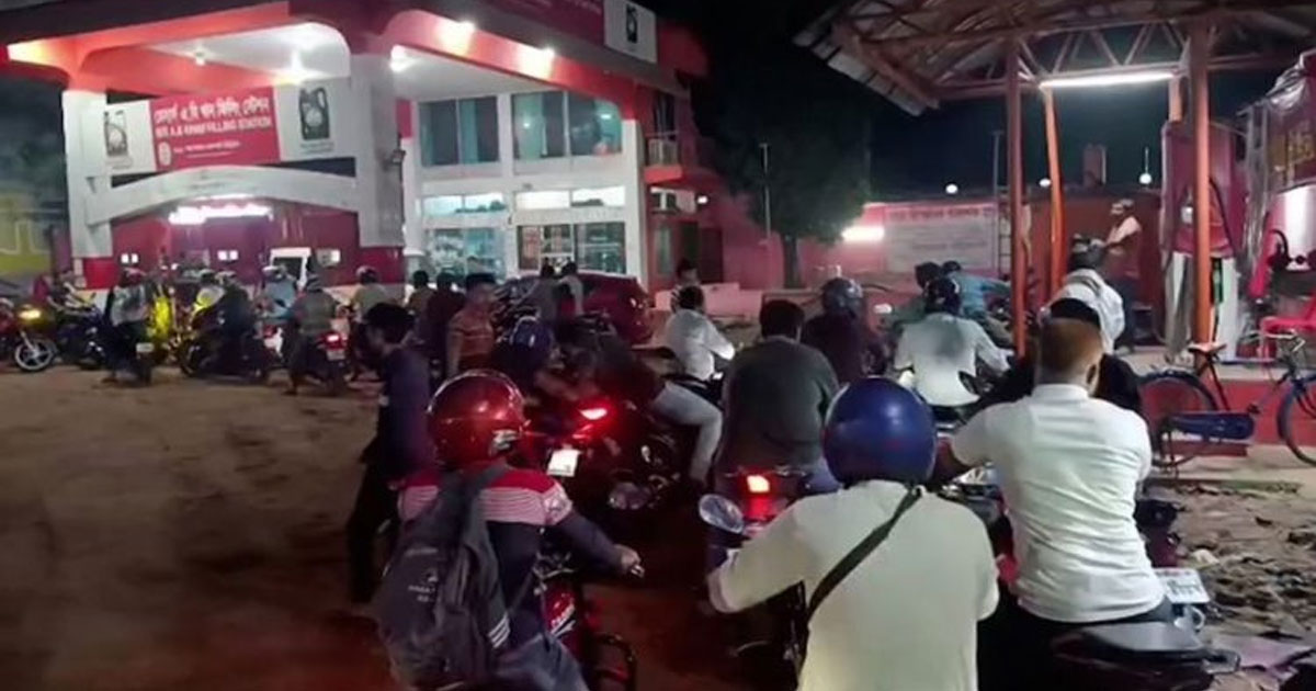 রাজধানীর বেশিরভাগ পাম্পে মিলছে না তেল, উপচে পড়া ভিড়