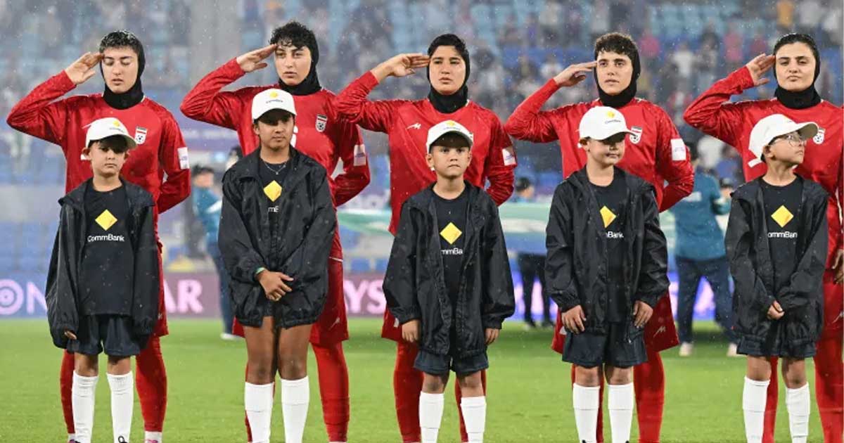 নিরাপত্তা-উদ্বেগের মধ্যেই ইরানের মহিলা ফুটবল দল জাতীয় সংগীত গাইলেন