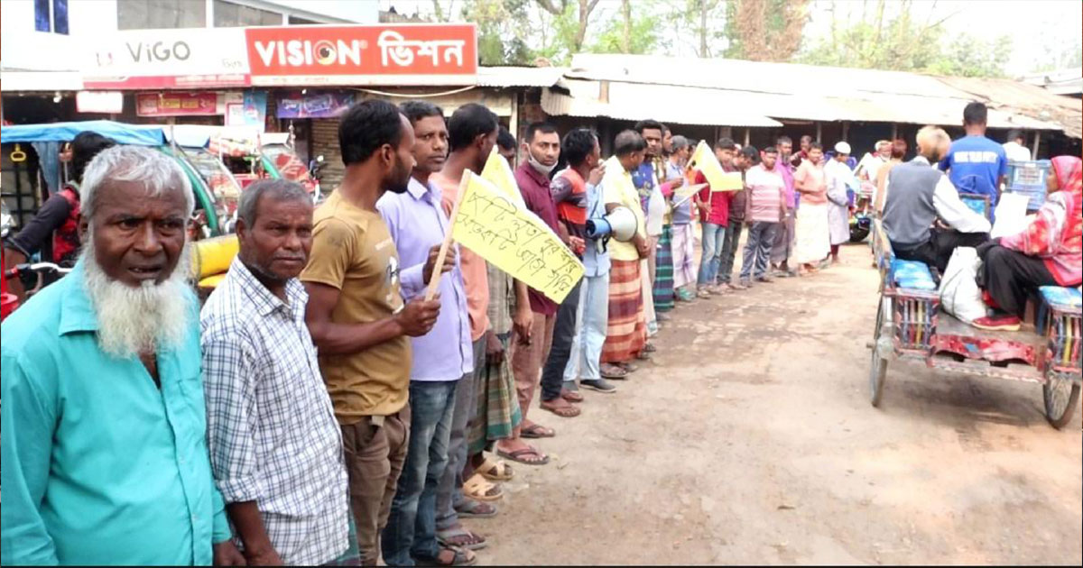 বদলগাছীর কোলা বাজারে রাস্তা সংস্কারের দাবিতে মানববন্ধন