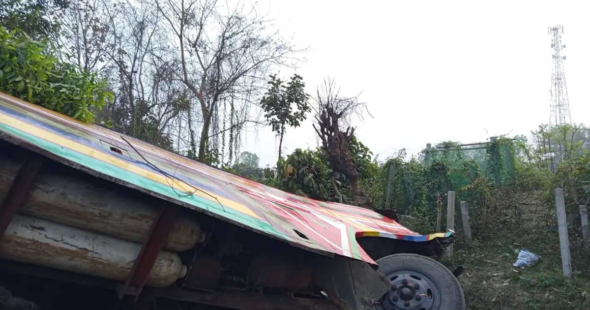 বাস-মোটরসাইকেল সংঘর্ষে তিন কিশোর নিহত, আহত ২০