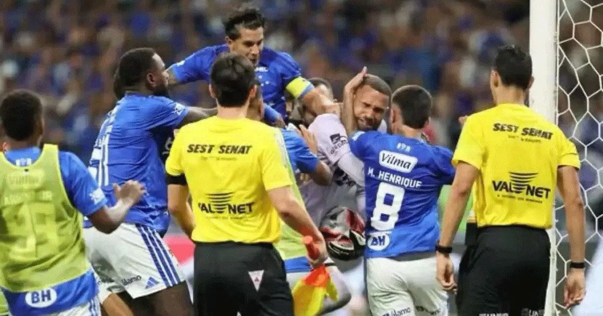 ব্রাজিলে মারামারির ঘটনায় এক ম্যাচে ২৩ লাল কার্ড