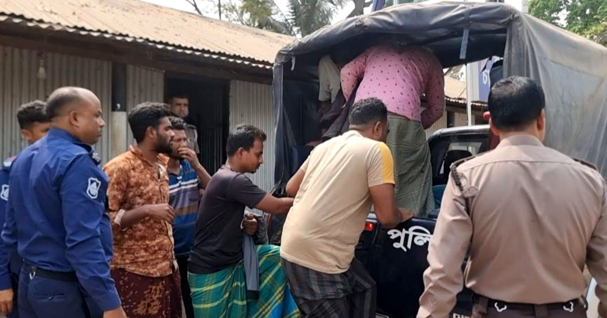 মেঘনা নদী থেকে ৬ বাল্কহেড জব্দ, ১৪ শ্রমিক গ্রেপ্তার