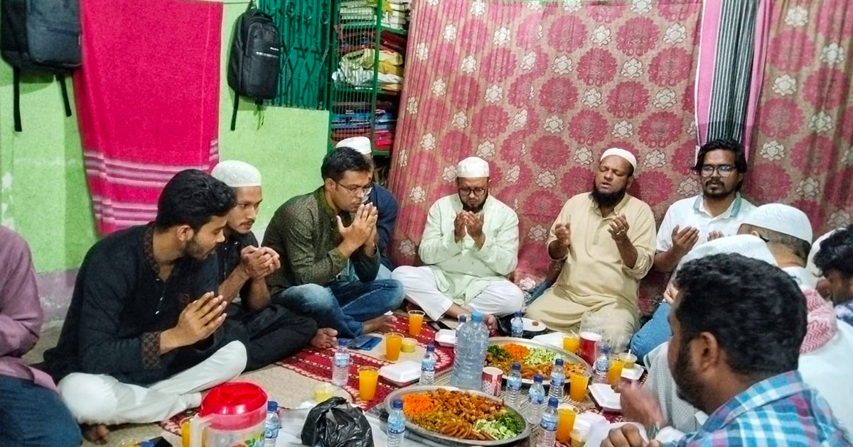 চবি  ছাত্রদলের আয়োজনে এতিমখানায় ইফতার